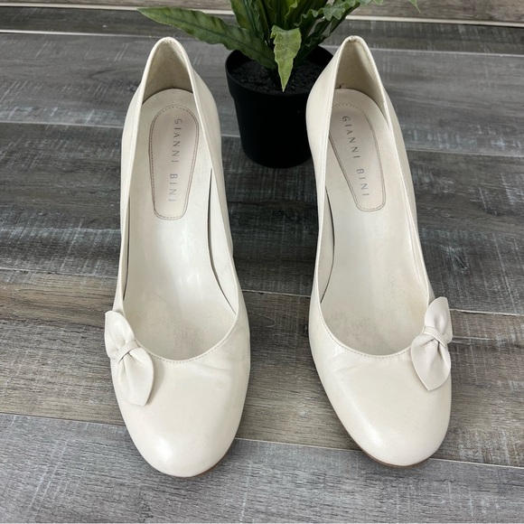 Gianni Bini Cream Pump Heels Decorative Side Bow Size 7.5 - Picture 2 of 12